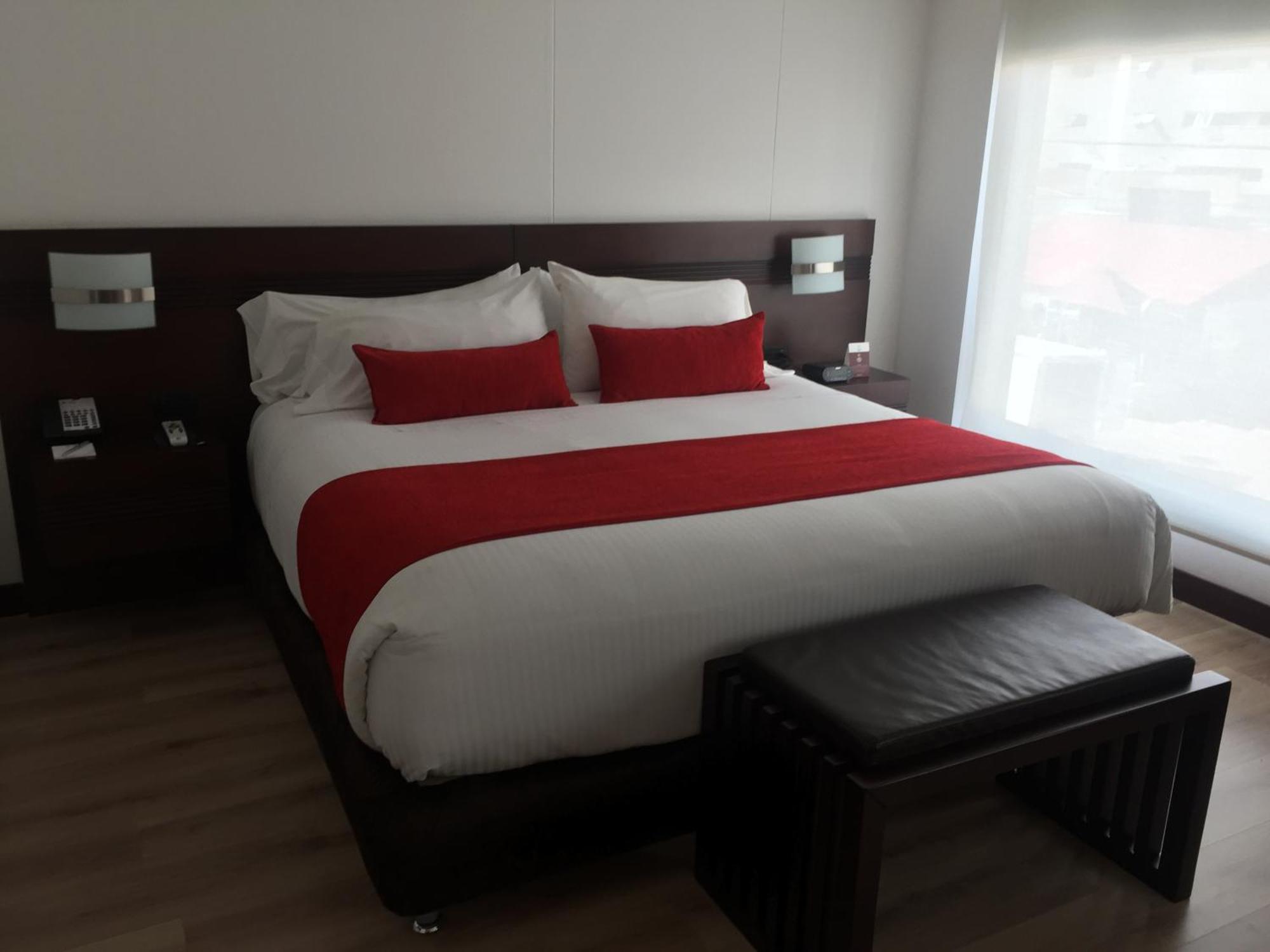 Best Western Plus 93 Park Hotel Bogota Bagian luar foto A bed with a bed runner