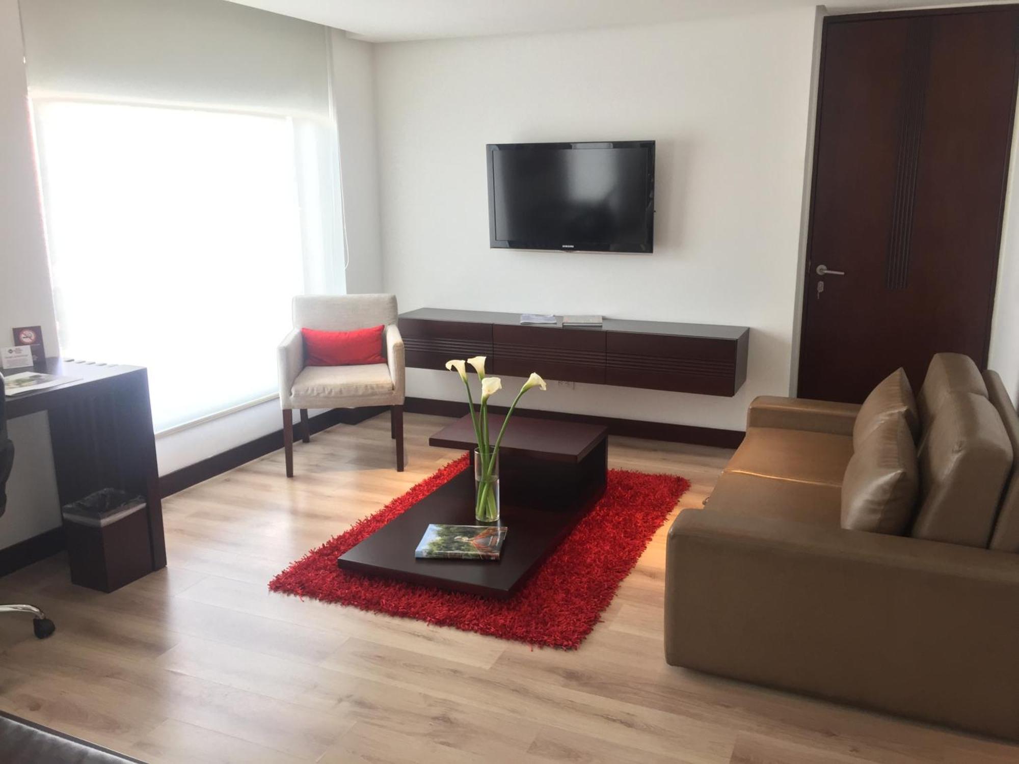 Best Western Plus 93 Park Hotel Bogota Bagian luar foto Living room of a suite at the hotel