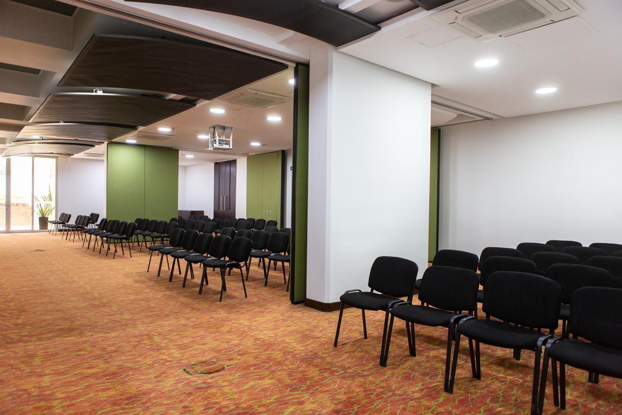 Best Western Plus 93 Park Hotel Bogota Bagian luar foto A meeting room at the hotel