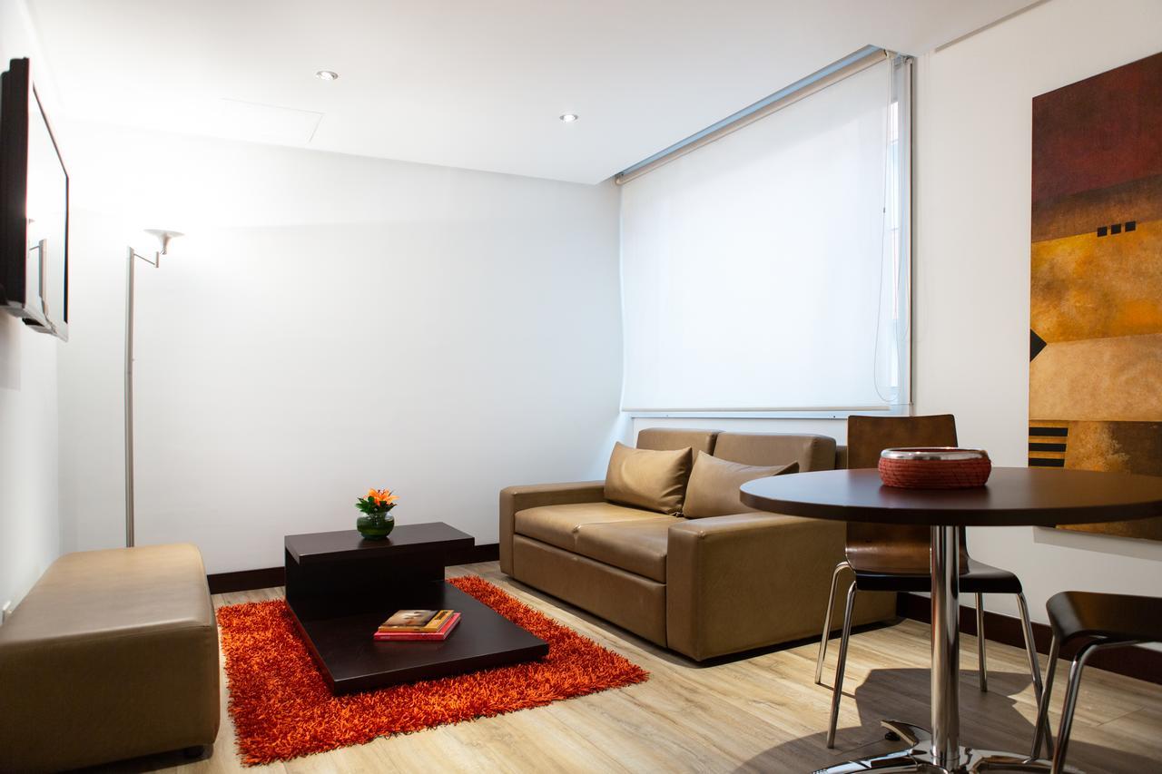 Best Western Plus 93 Park Hotel Bogota Bagian luar foto A living room with a roller blind
